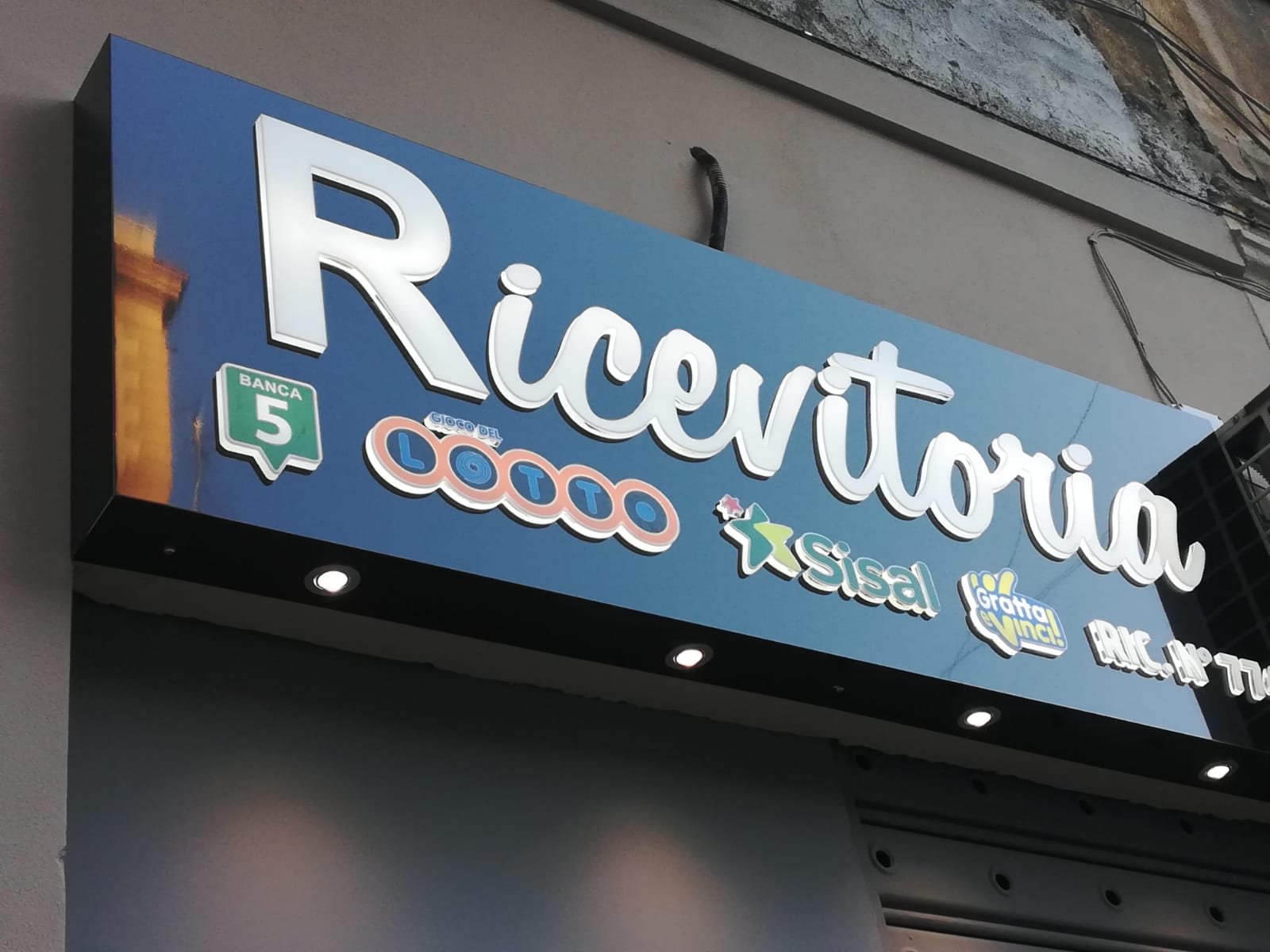 insegna luminosa di una ricevitoria del Lotto
