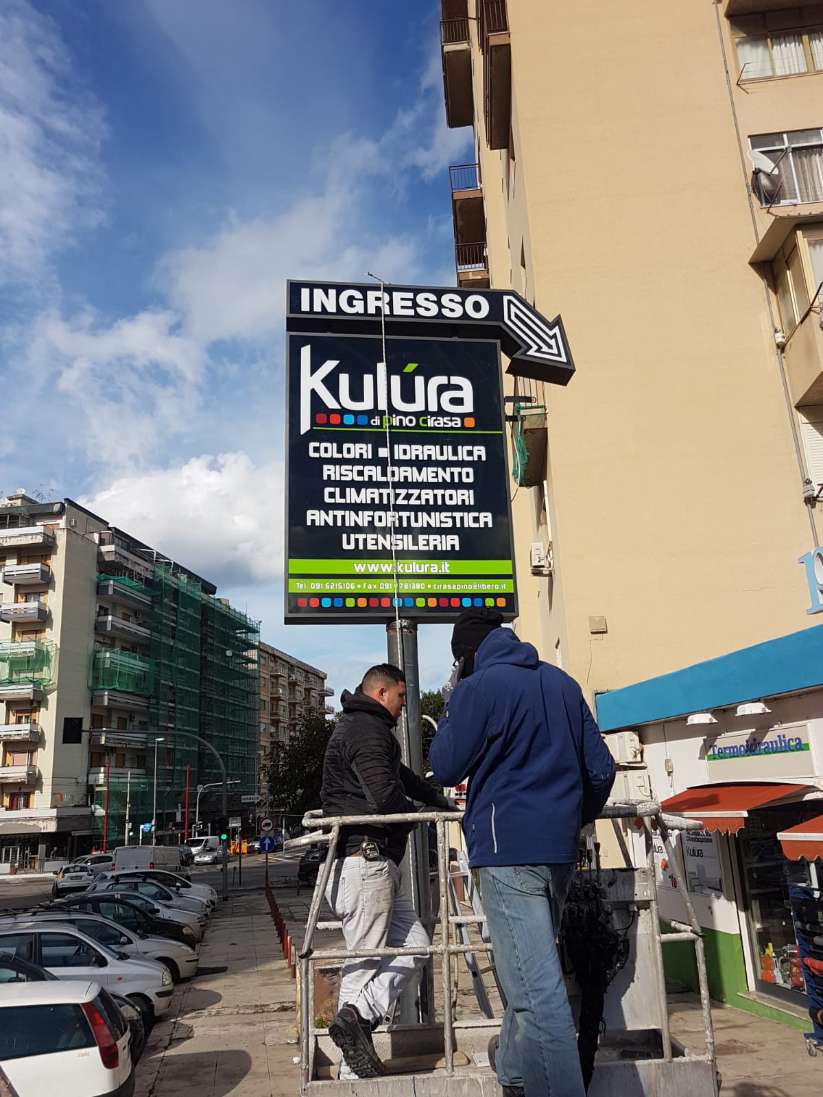 insegne pubblicitarie e cartelli