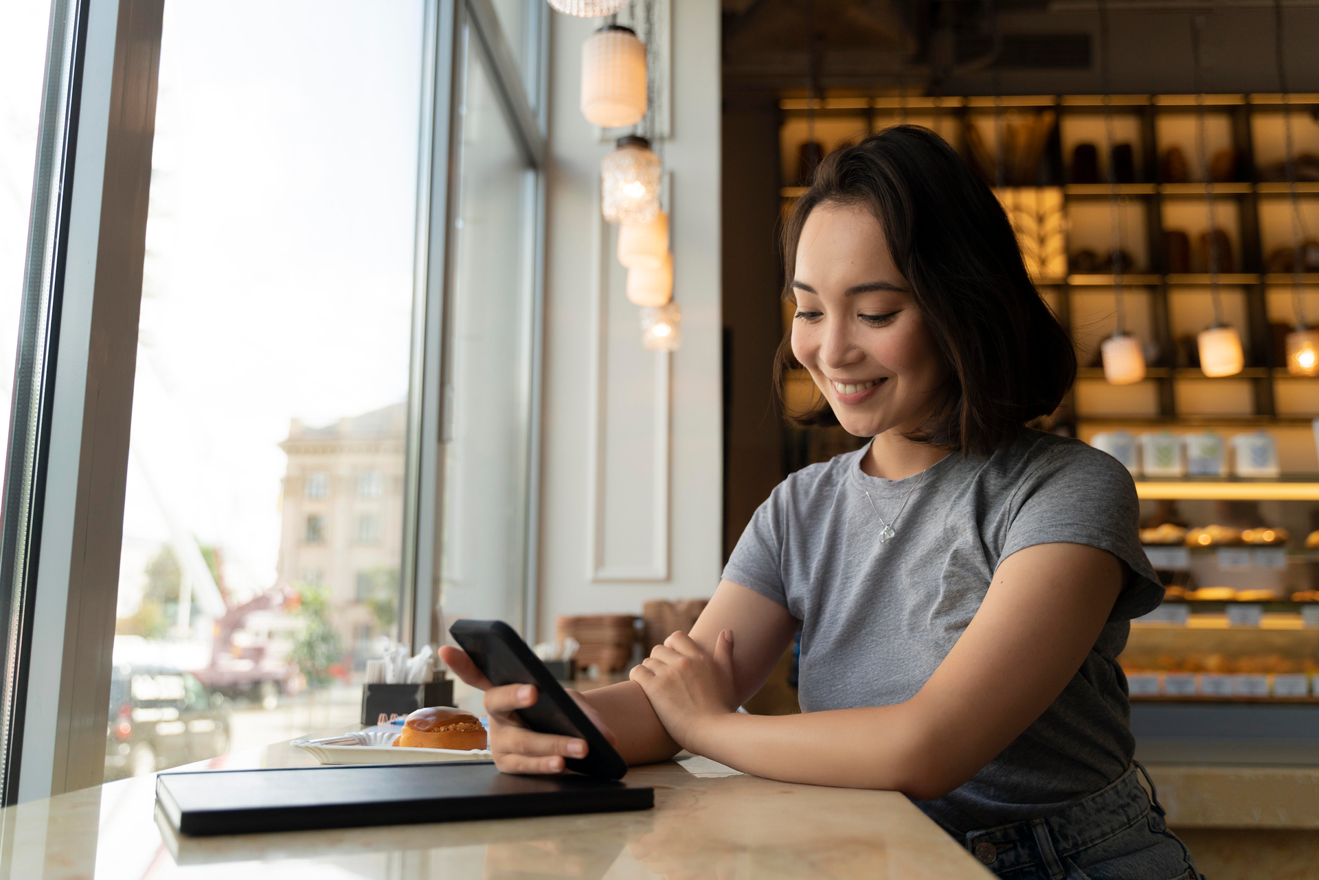 Dos mujeres están sentadas en un escritorio mirando una tableta.