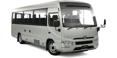 一輛白色巴士停在白色背景上。