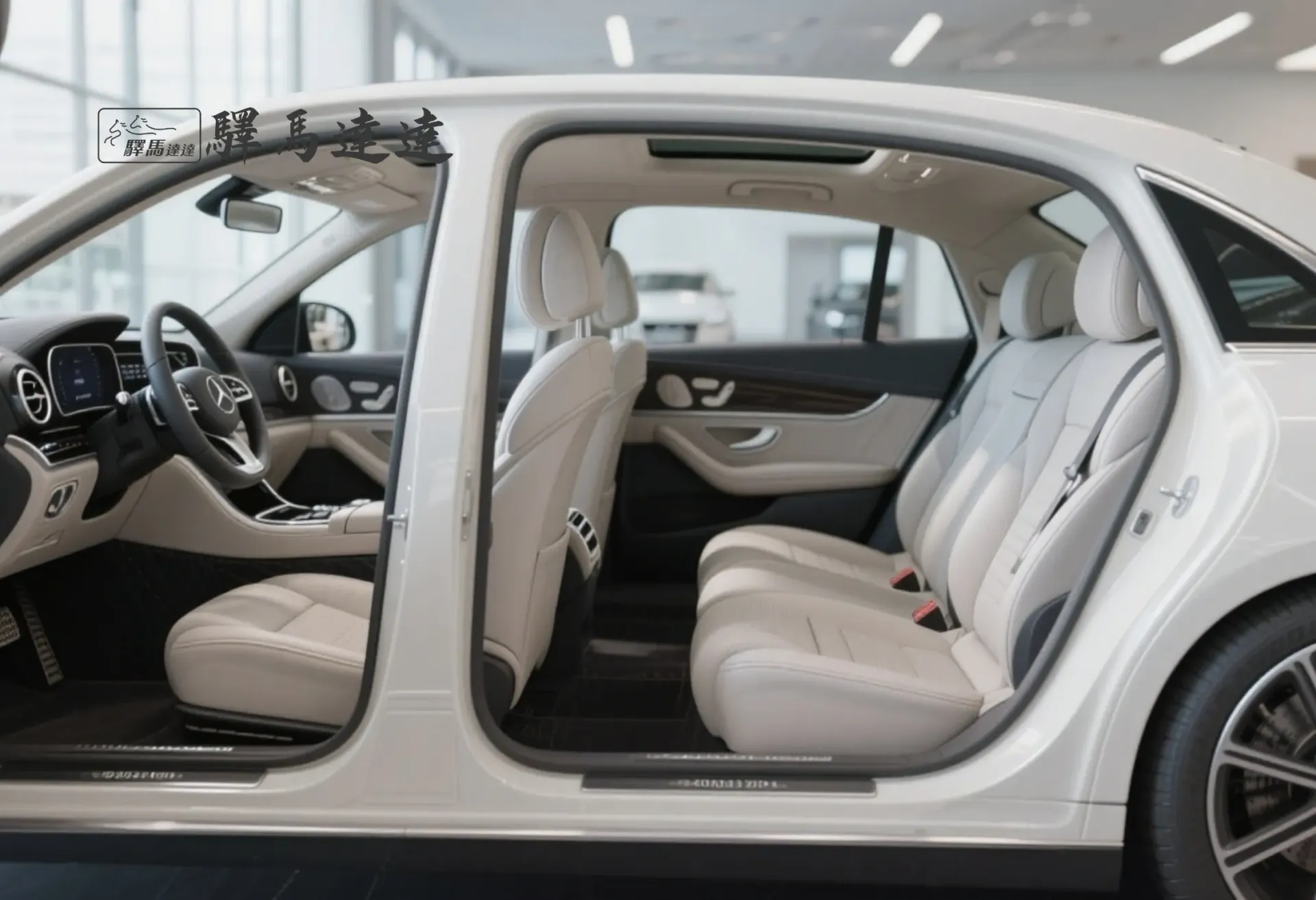 賓士 E300車內寬角側視圖,呈現前排與後排座椅,座椅之間的間距清晰可見。畫面左上角顯示「驛馬達達」標誌。