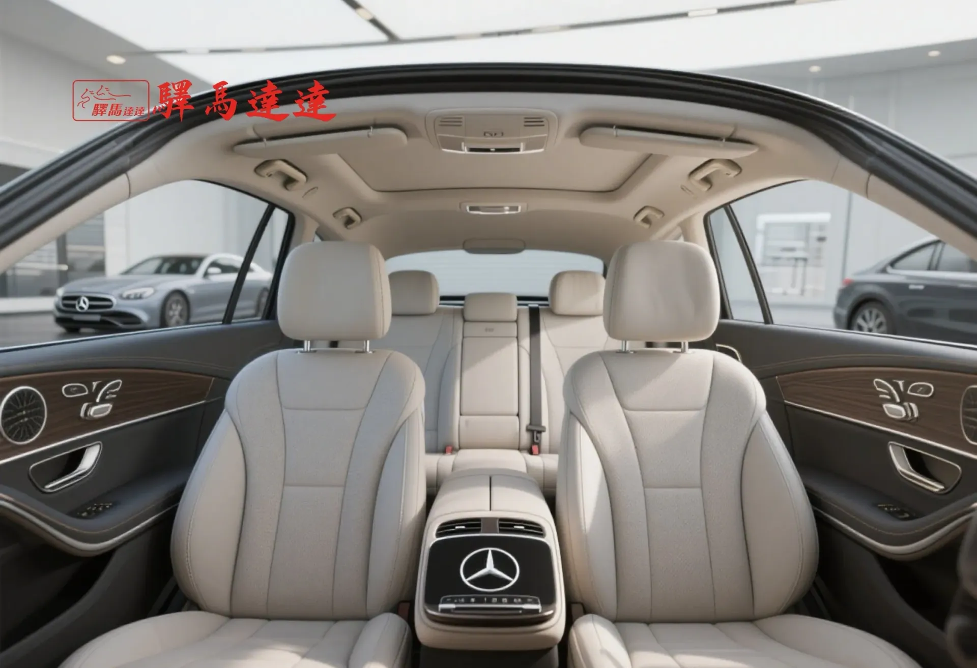 賓士 S350 車內寬角側視圖,呈現前排與後排座椅,座椅之間的間距清晰可見。畫面左上角顯示「驛馬達達」標誌。