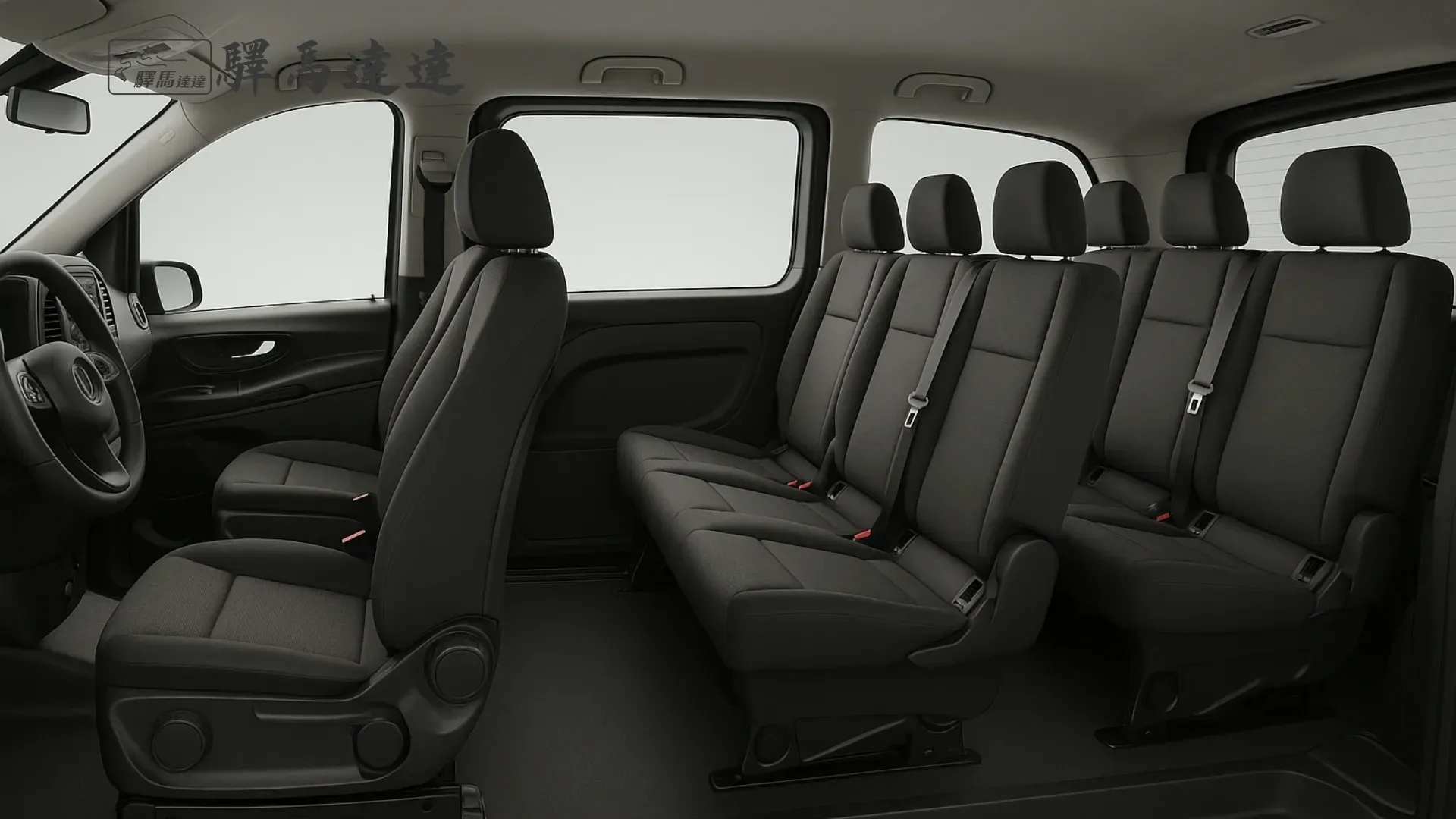 賓士 Vito Tourer 車內寬角側視圖,呈現前排與後排座椅,座椅之間的間距清晰可見。畫面左上角顯示「驛馬達達」標誌。