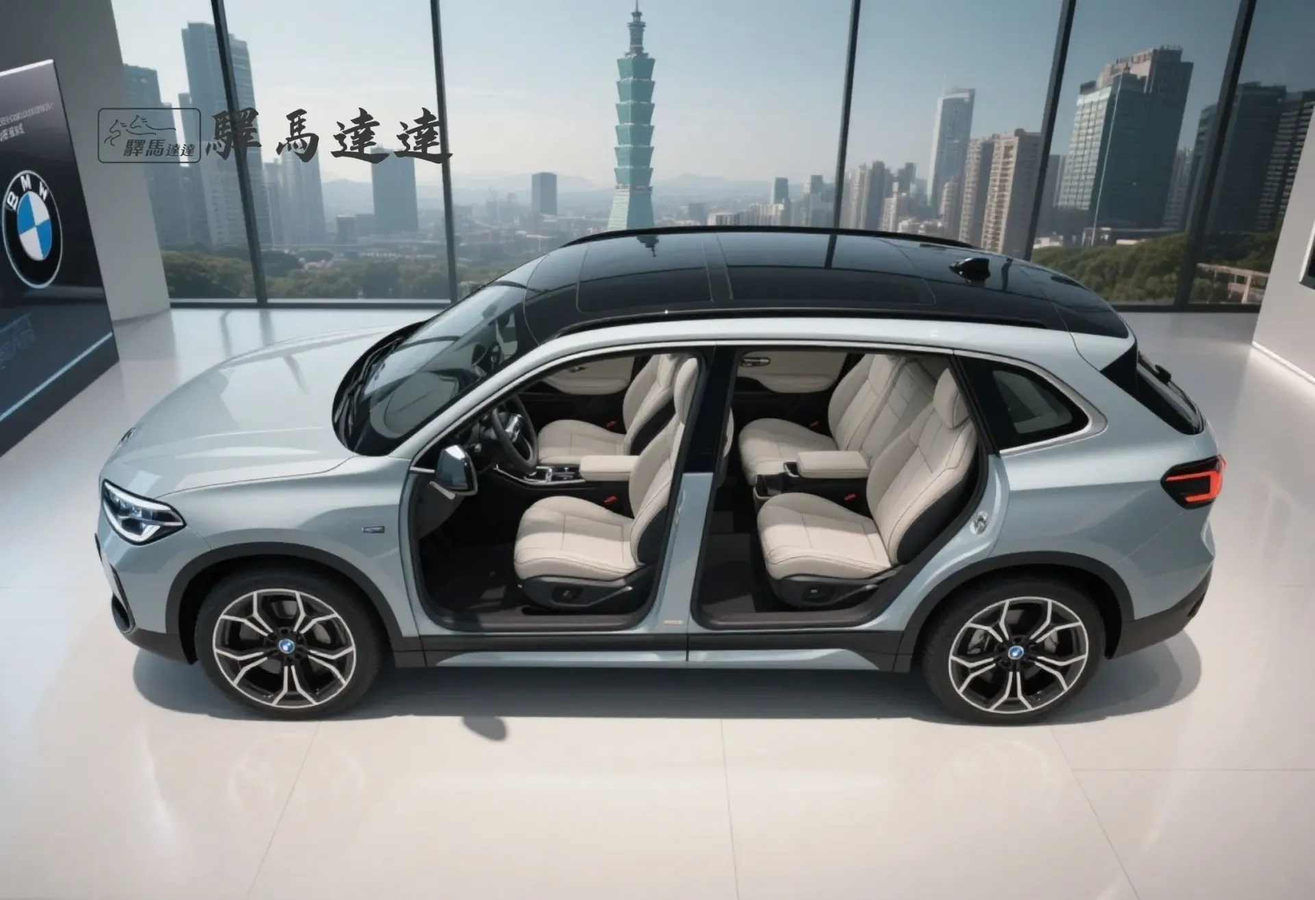 寶馬iX1 車內寬角側視圖,呈現前排與後排座椅,座椅之間的間距清晰可見。畫面左上角顯示「驛馬達達」標誌。
