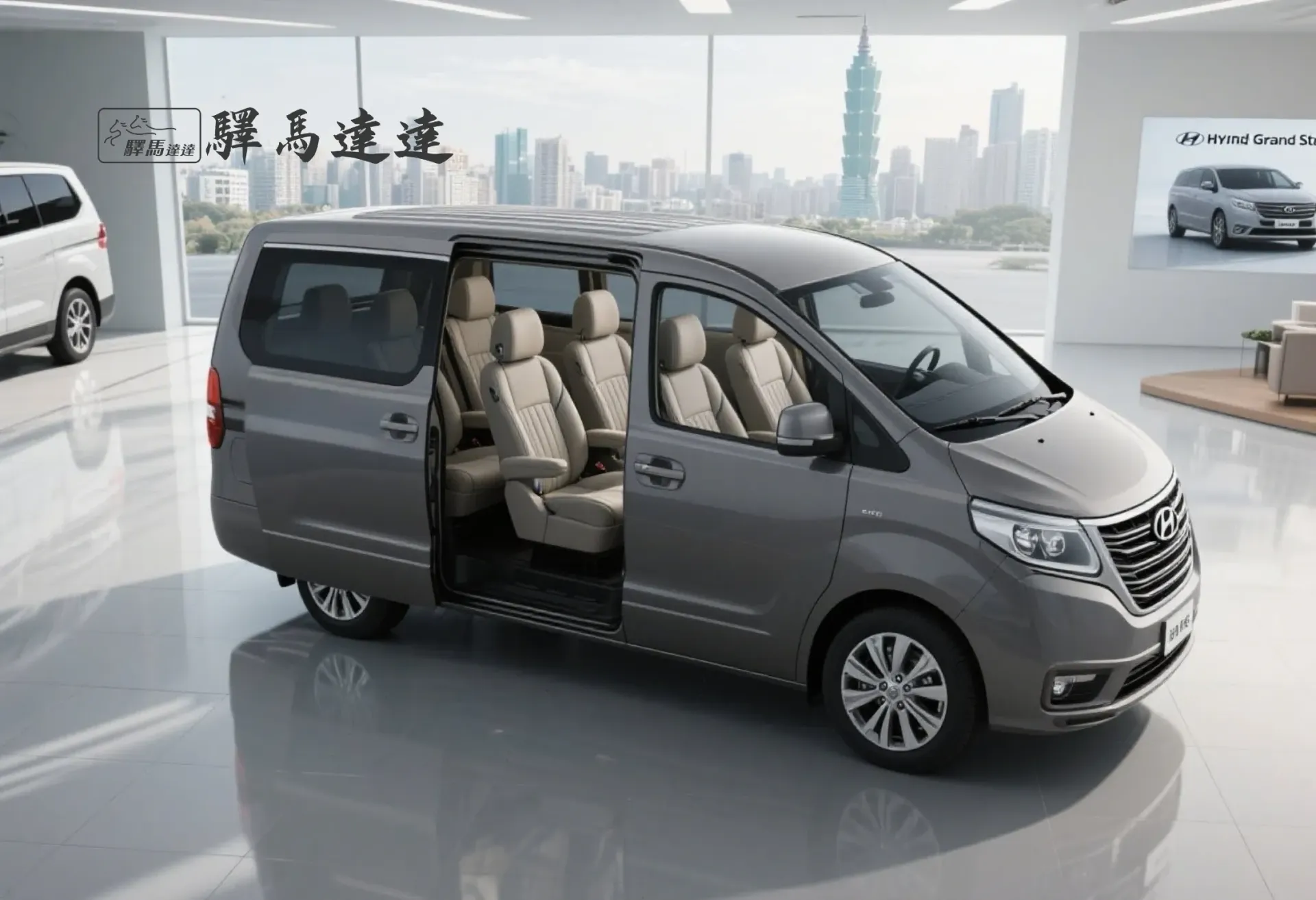 現代 Grand Starex 車內寬角側視圖,呈現前排與後排座椅,座椅之間的間距清晰可見。畫面左上角顯示「驛馬達達」標誌。