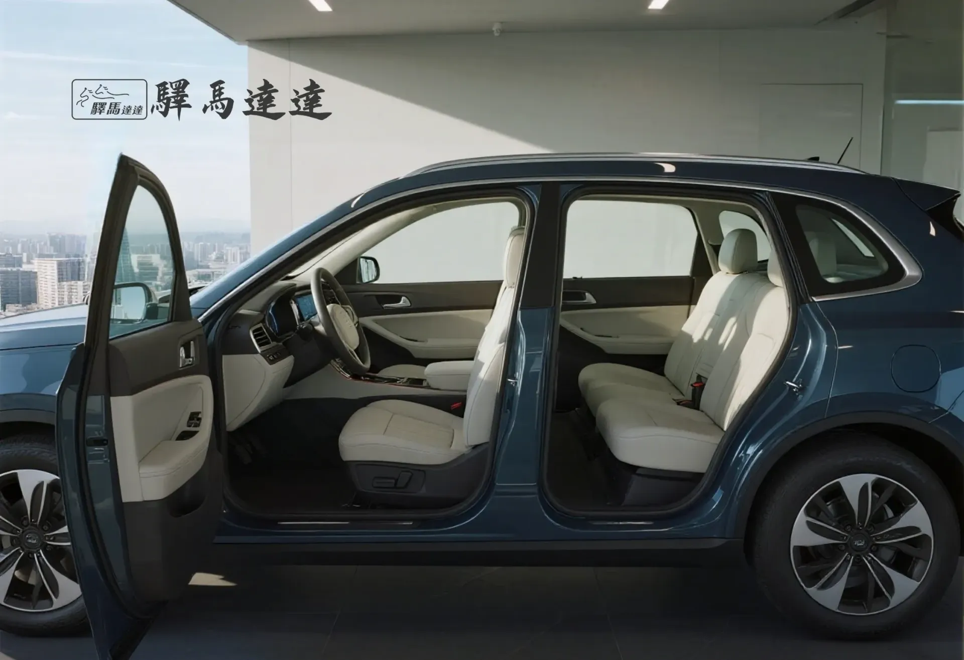 現代Santa Fe 車內寬角側視圖,呈現前排與後排座椅,座椅之間的間距清晰可見。畫面左上角顯示「驛馬達達」標誌。