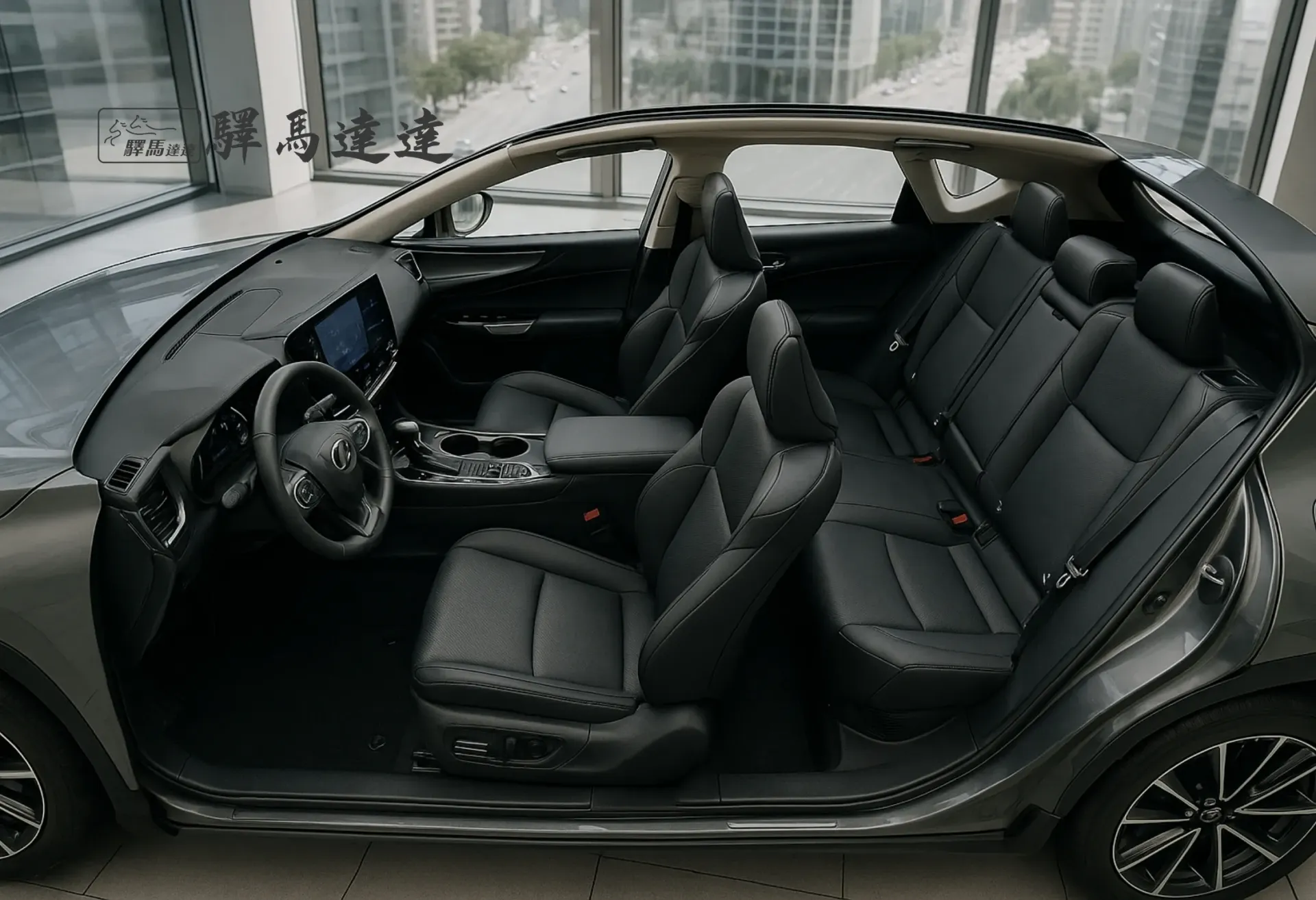 凌志 NX 車內寬角側視圖,呈現前排與後排座椅,座椅之間的間距清晰可見。畫面左上角顯示「驛馬達達」標誌。
