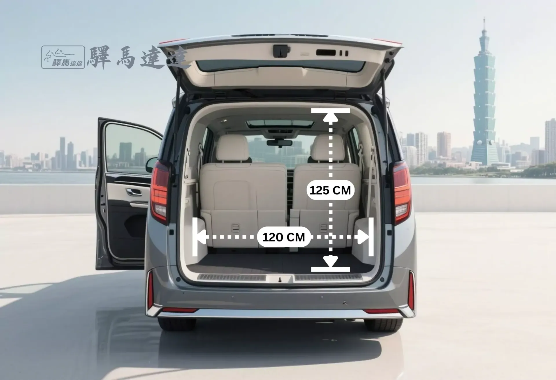 凌志 LM300h 車輛後車廂空間示意圖,搭配網格線標示原廠公布的標準深度與高度,並以標準公分刻度尺清楚顯示尺寸比例。同時展示車廂內可容納的最大行李箱組合數量與排列方式,直觀呈現其出色的收納容量。畫面左上角顯示「驛馬達達」標誌。