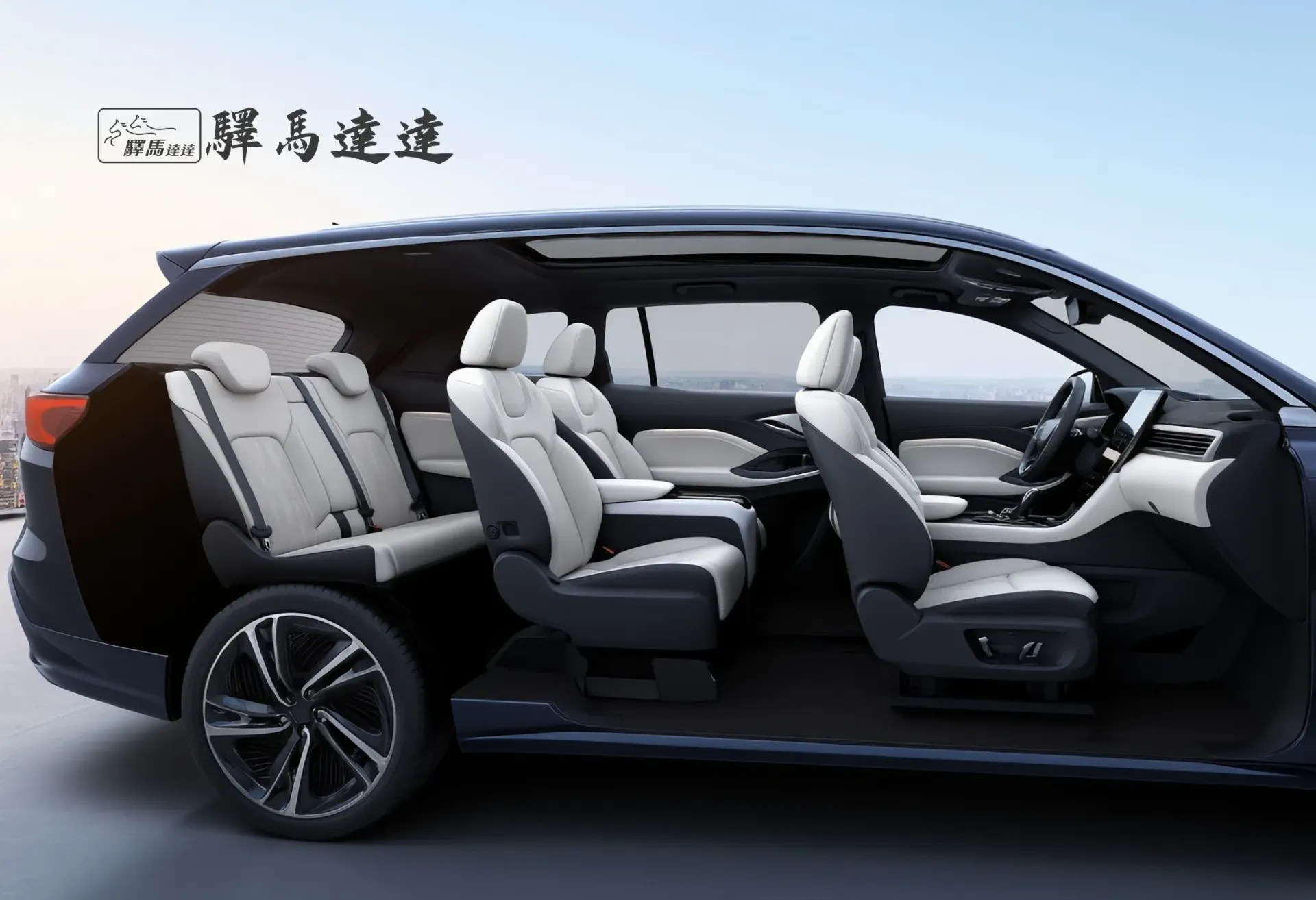 納智捷 n7 車內寬角側視圖,呈現前排與後排座椅,座椅之間的間距清晰可見。畫面左上角顯示「驛馬達達」標誌。