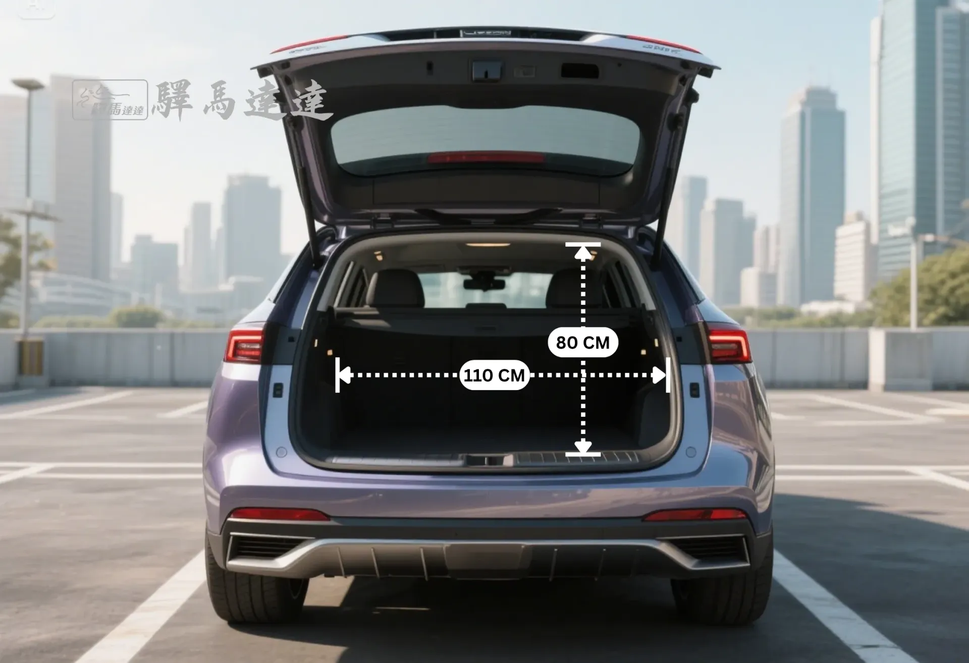 納智捷 n7 車輛後車廂空間示意圖,以標準公分刻度尺清楚顯示尺寸比例。同時展示車廂內可容納的最大行李箱組合數量,直觀呈現其出色的收納容量。畫面左上角顯示「驛馬達達」標誌。