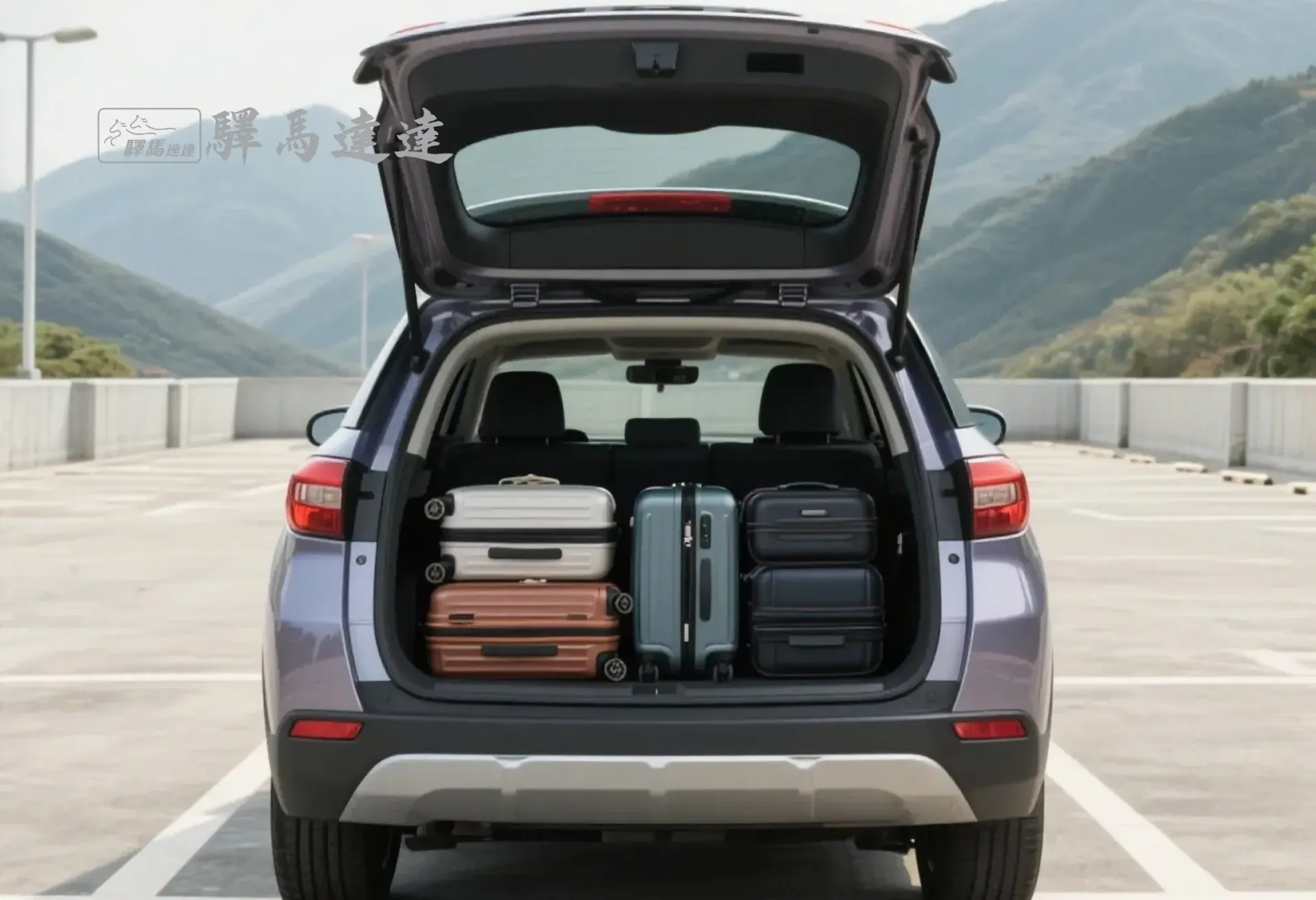 豐田  Corolla Cross 後車廂滿載視角圖，行李區整齊擺放 5 個登機與托運行李箱（以 28 吋和 20 吋為主），展現高效裝載能力。背景為台灣山腳下的停車場，畫面左上角顯示「驛馬達達」標誌。