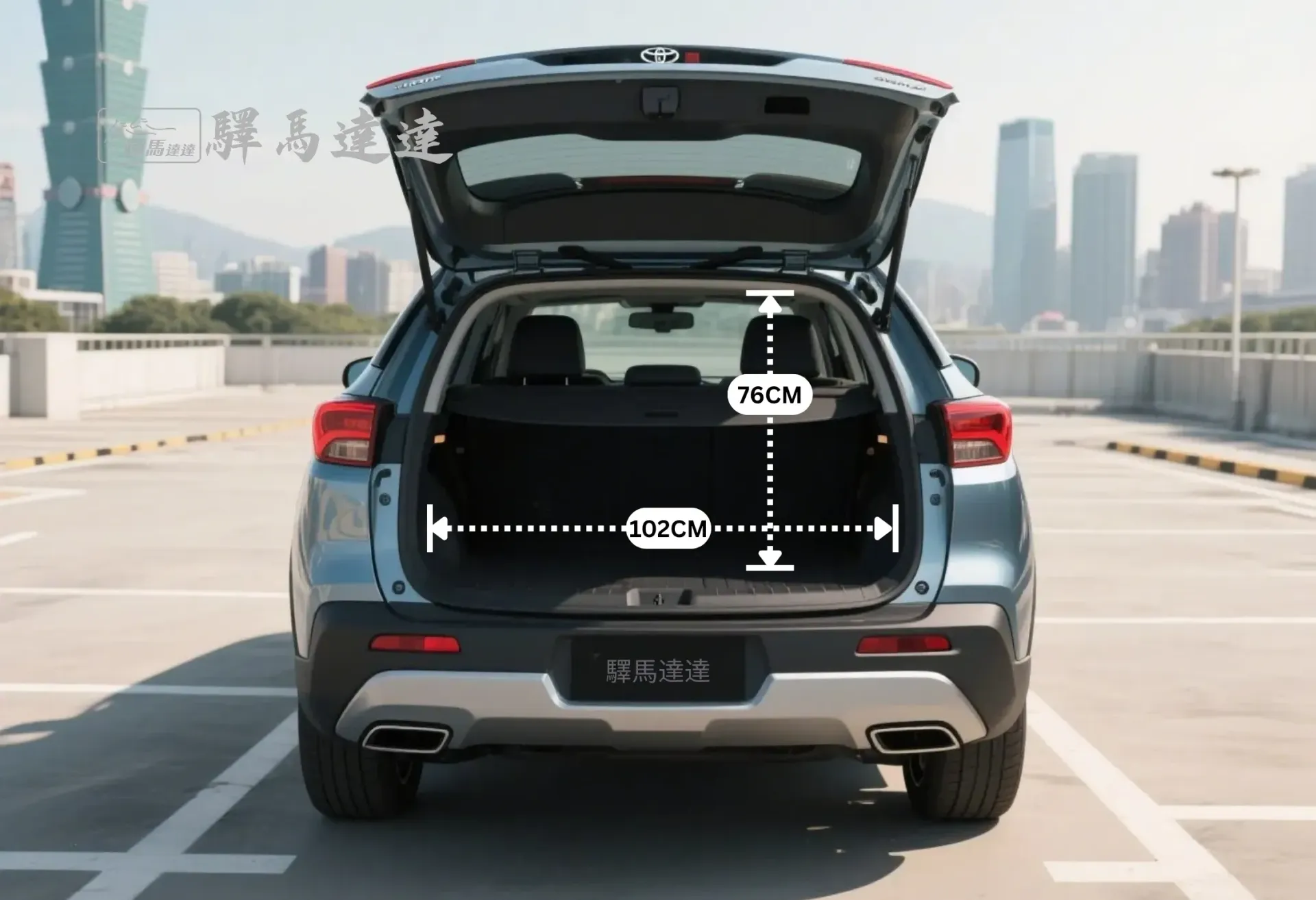 豐田  Corolla Cross 車輛後車廂空間示意圖，以標準公分刻度尺清楚顯示尺寸比例。同時展示車廂內可容納的最大行李箱組合數量，直觀呈現其出色的收納容量。畫面左上角顯示「驛馬達達」標誌。
