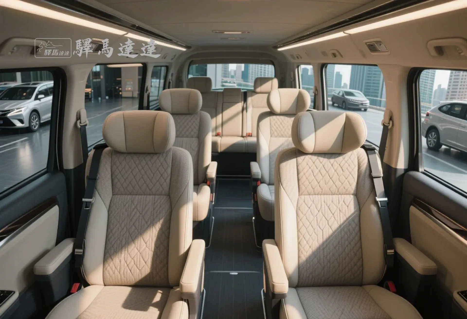 豐田 Granvia 大G  車內寬角側視圖，呈現前排與後排座椅，座椅之間的間距清晰可見。畫面左上角顯示「驛馬達達」標誌。