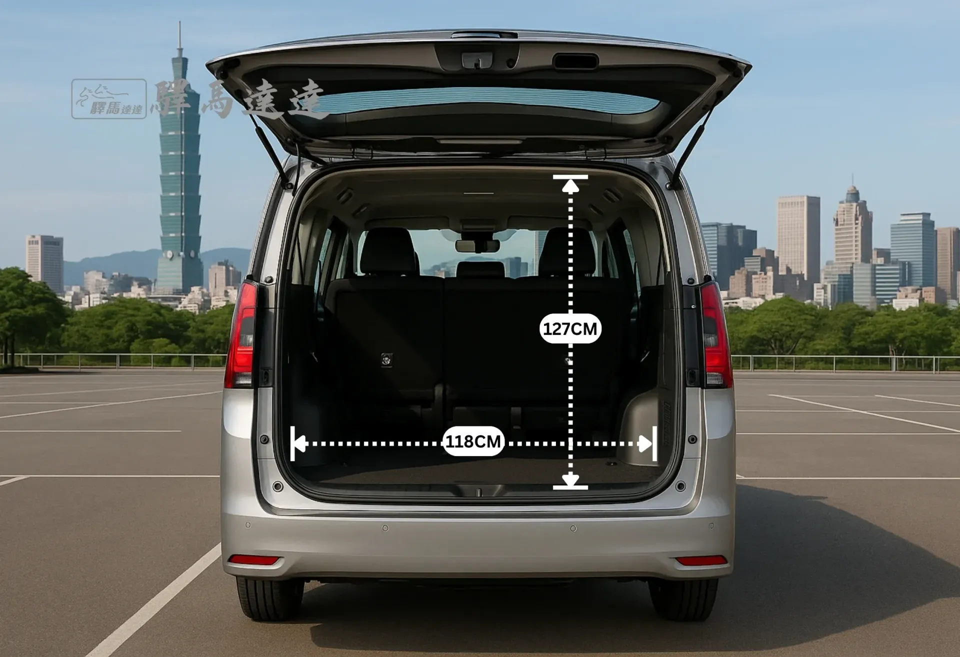 豐田 Granvia 大G  車輛後車廂空間示意圖，以標準公分刻度尺清楚顯示尺寸比例。同時展示車廂內可容納的最大行李箱組合數量，直觀呈現其出色的收納容量。畫面左上角顯示「驛馬達達」標誌。
