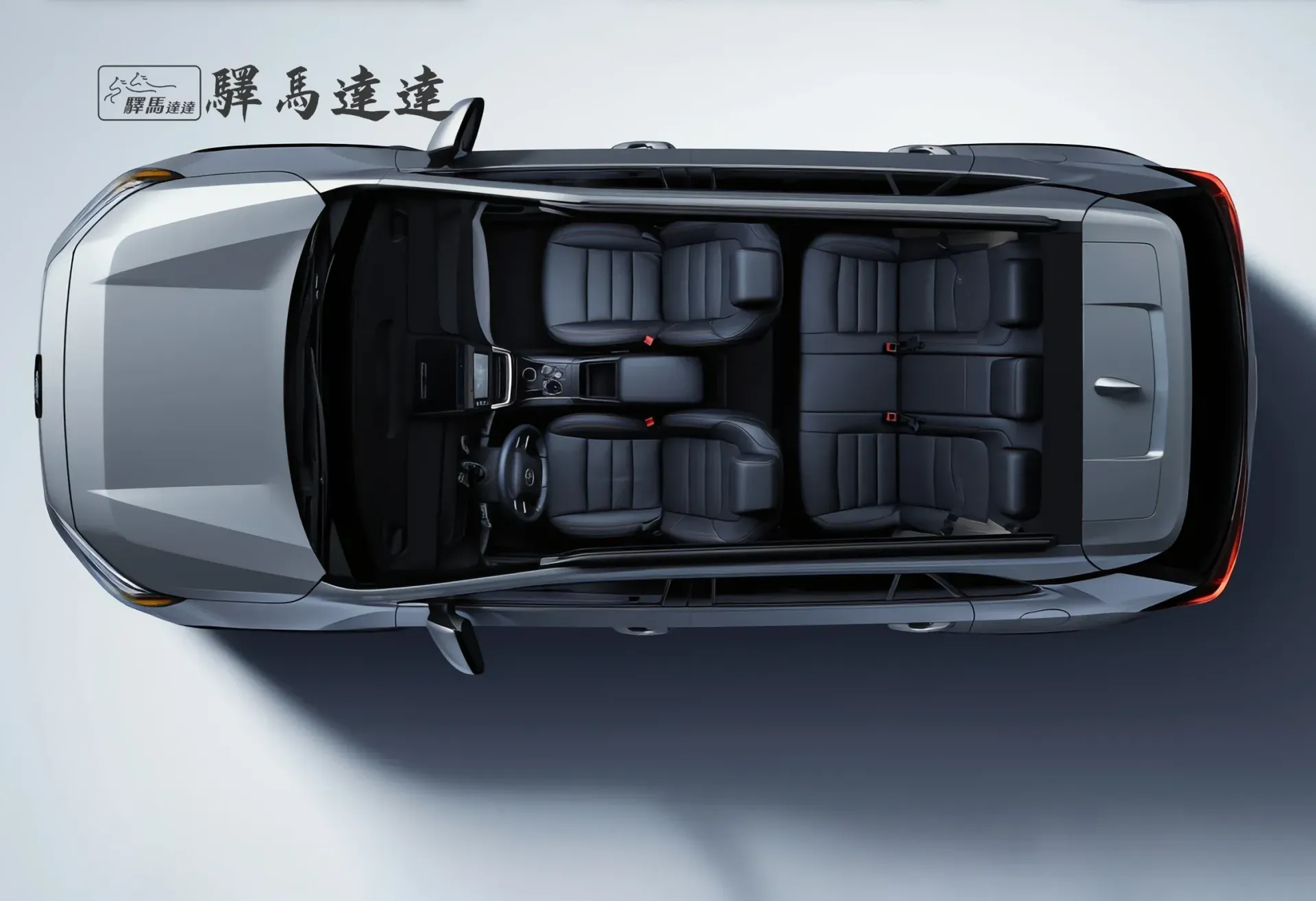 豐田 Rav4 車內寬角側視圖,呈現前排與後排座椅,座椅之間的間距清晰可見。畫面左上角顯示「驛馬達達」標誌。