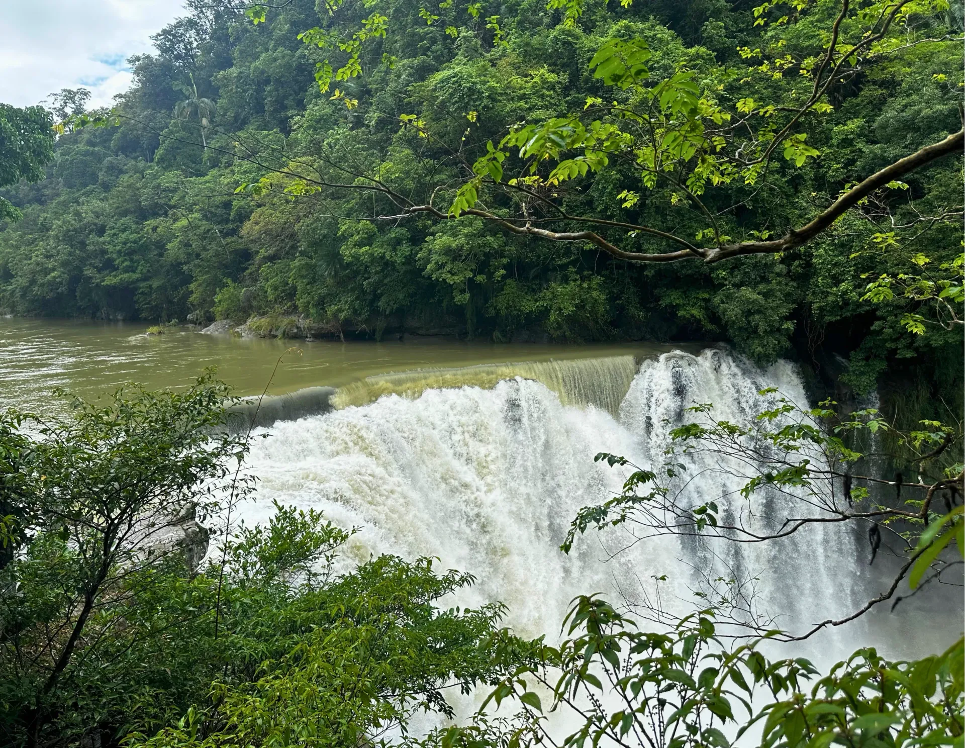 壯觀的十分瀑布，被譽為台版尼加拉瀑布的森林避暑秘境。

