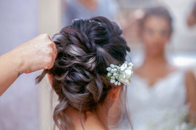 acconciatura sposa con fiori