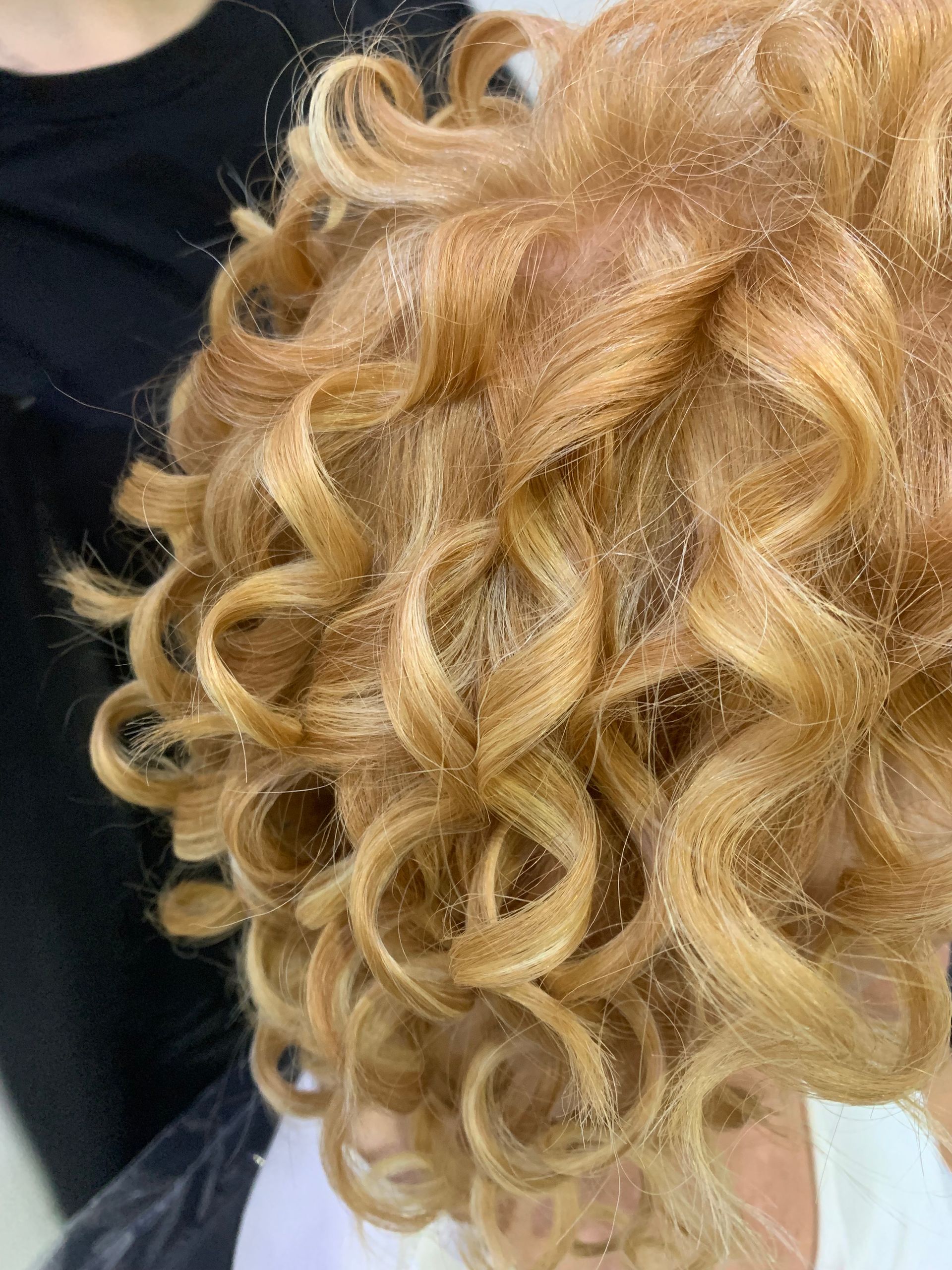 capelli biondi boccoli