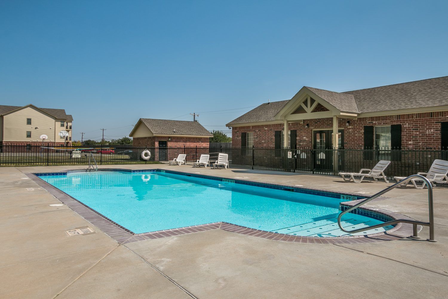Silver Oak Apartments Swimming Pool