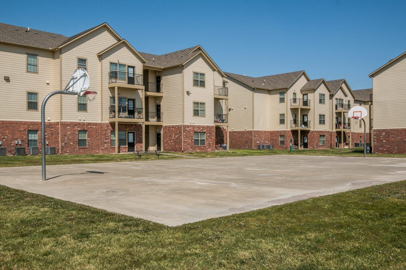 Silver Oak Apartments Basketball Court