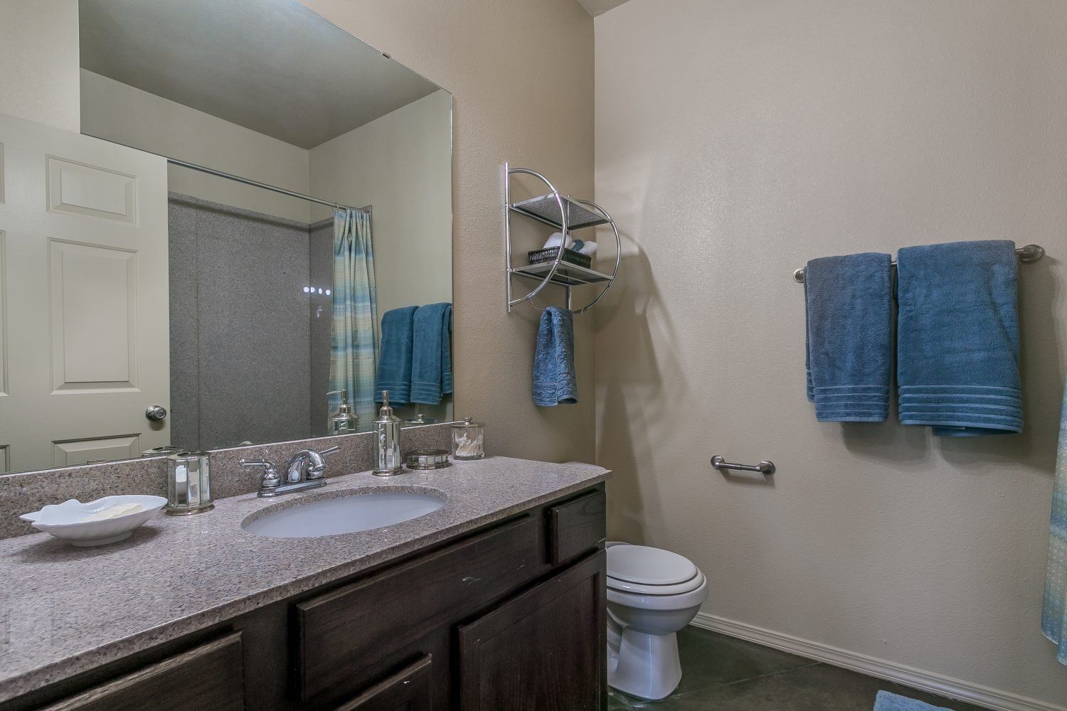 Silver Oak Apartments Bathroom