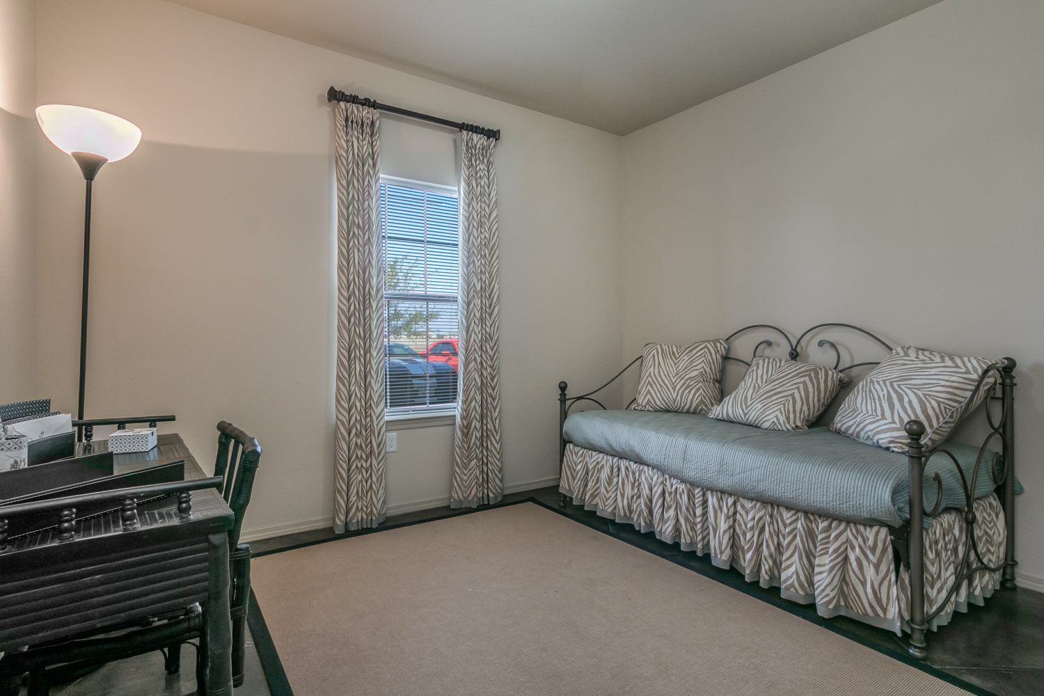 Silver Oak Apartments Office/Bedroom