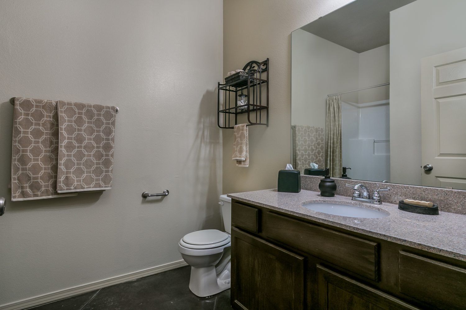 Silver Oak Apartments Bathroom