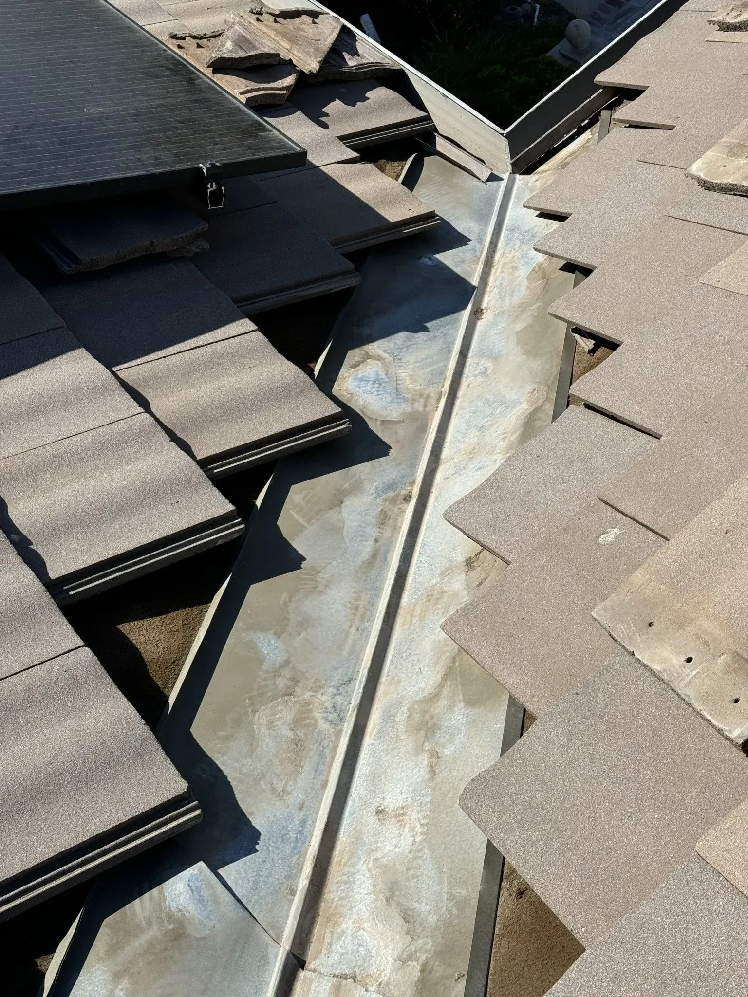 A close up of a roof with a lot of tiles on it