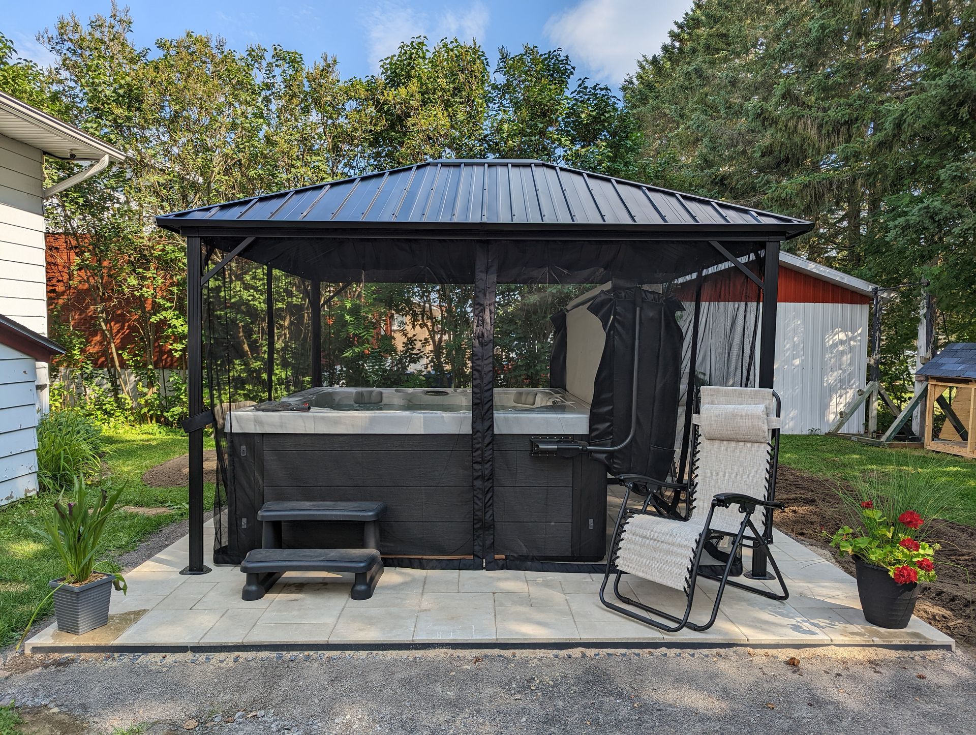 Il y a un belvédère avec un bain à remous à l'intérieur.