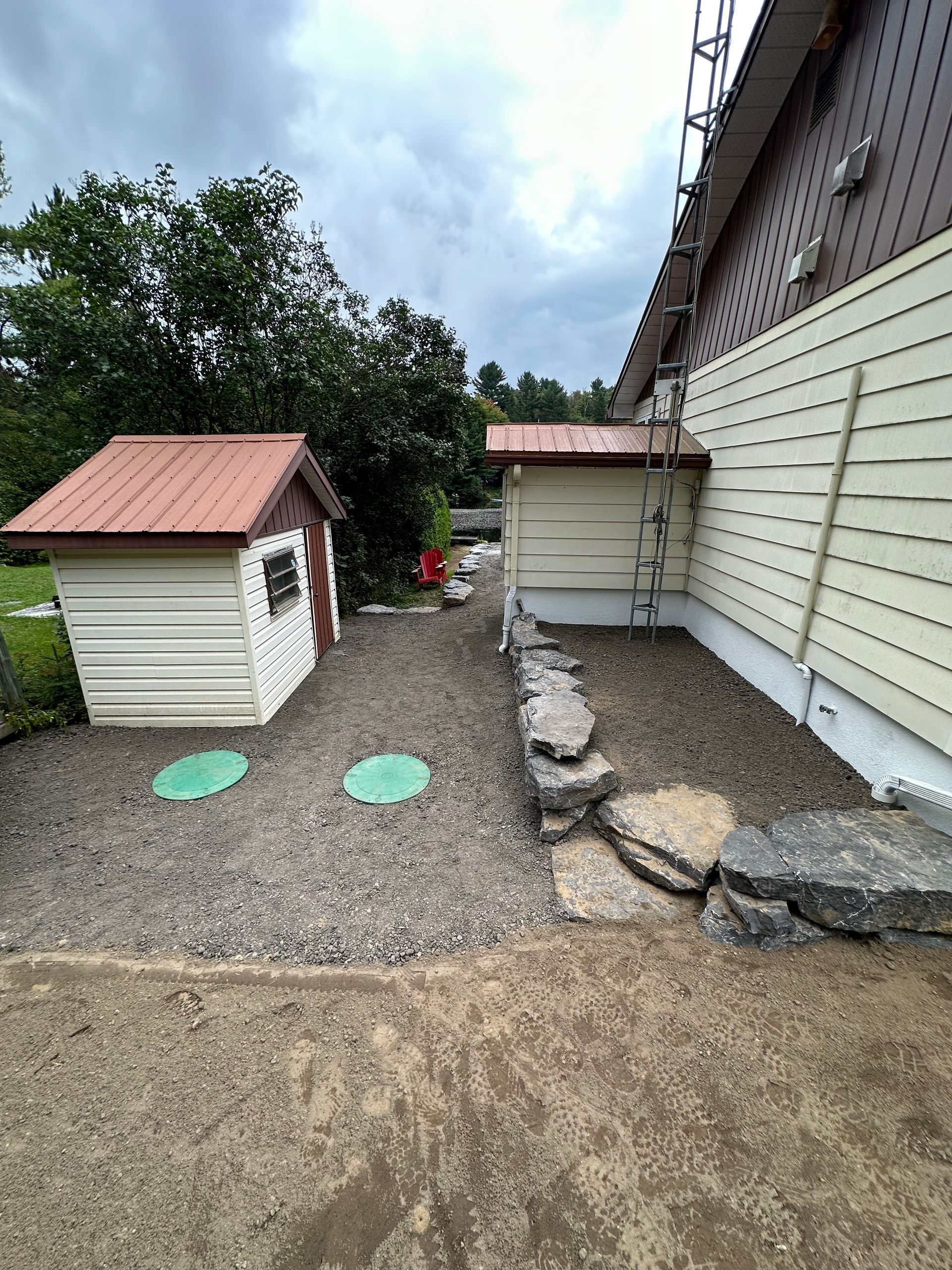 Il y a un petit hangar dans la cour d'une maison.