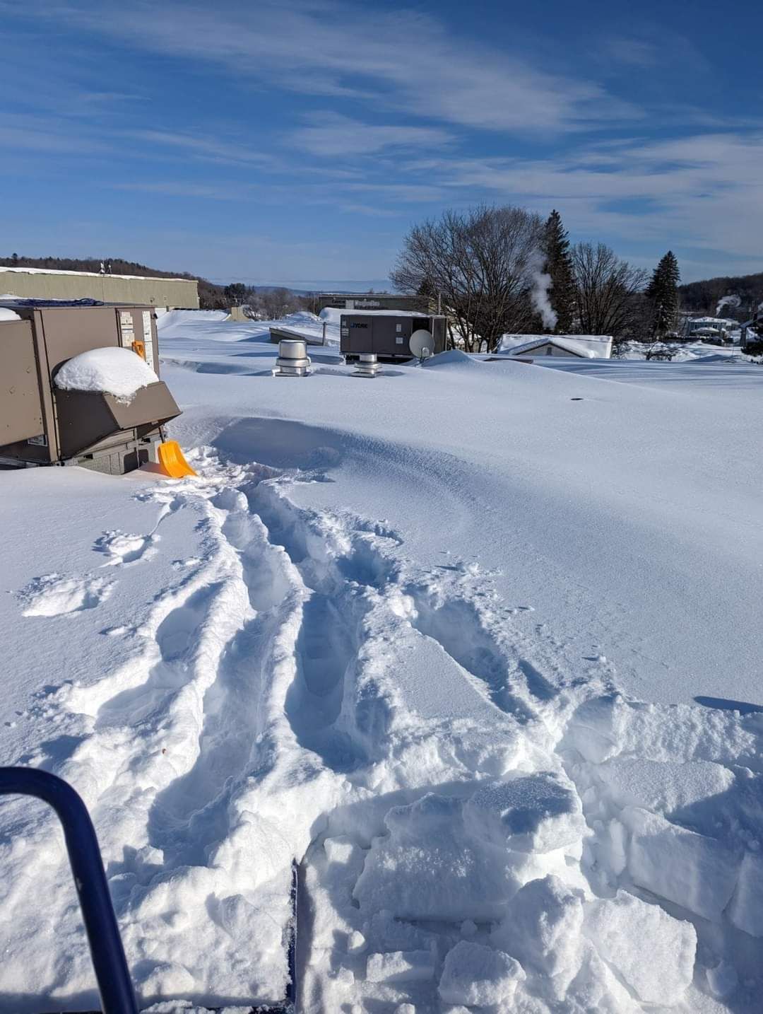 Un champ enneigé avec une maison en arrière-plan