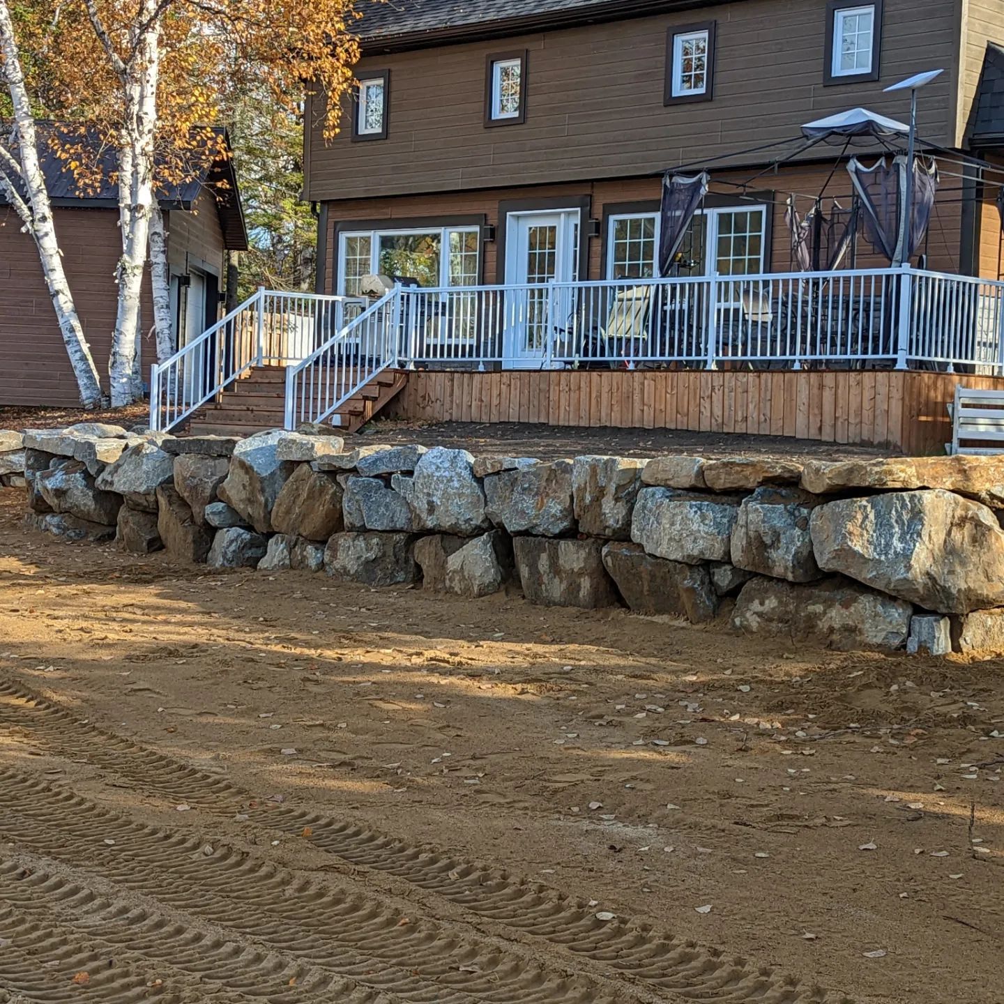 Une grande maison avec une grande terrasse et des escaliers