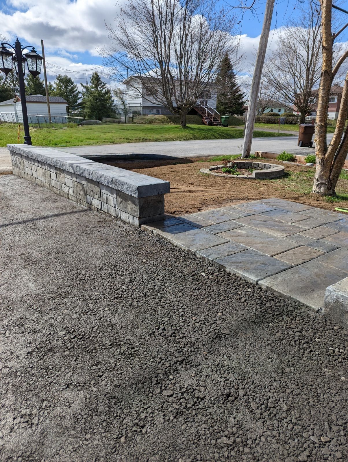 Une passerelle en béton avec un mur de pierre au milieu.