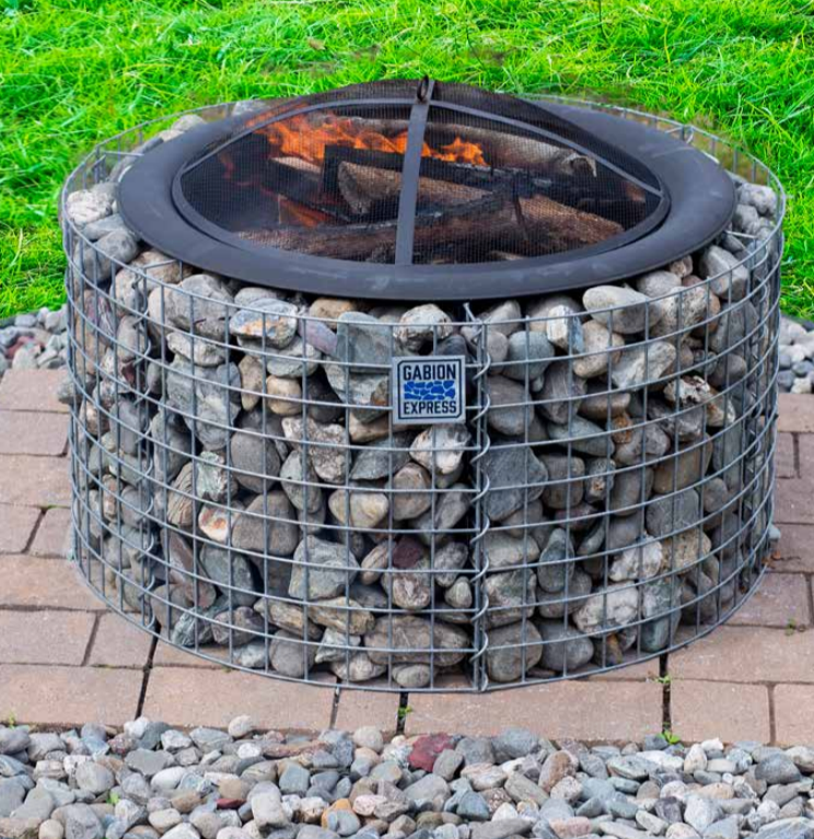 Un foyer fait de pierres et d'un pneu