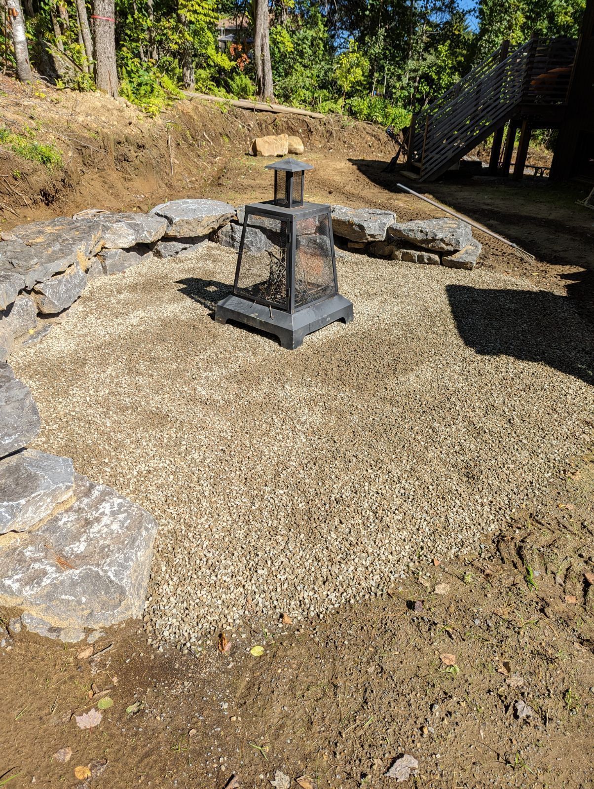 Un foyer se trouve au milieu d'une zone de gravier.