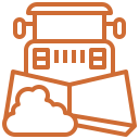 Une jeep est assise au sommet d'un tas de terre.