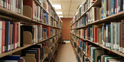 A library filled with lots of books on shelves.