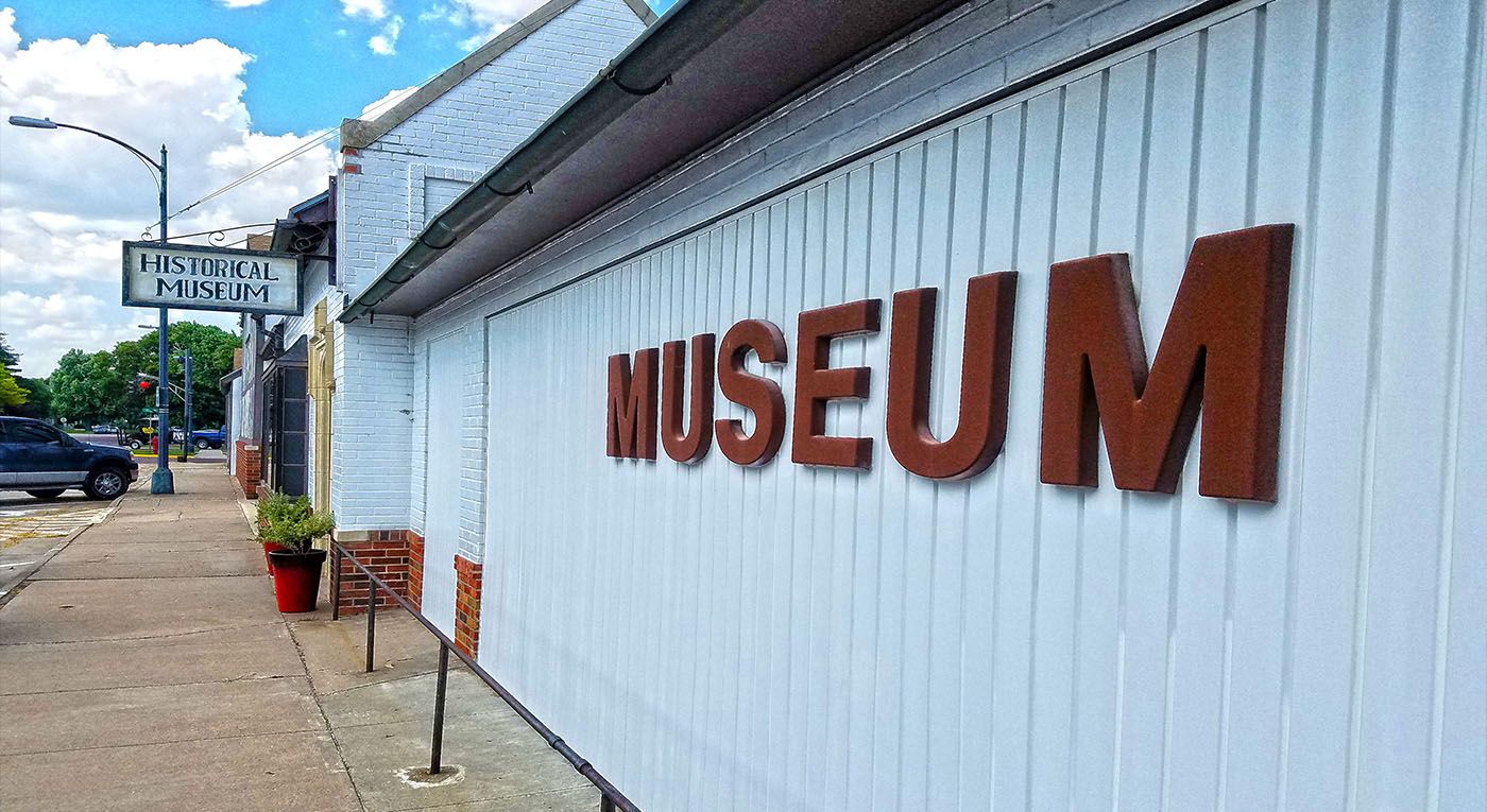 A white building with the word museum written on it.