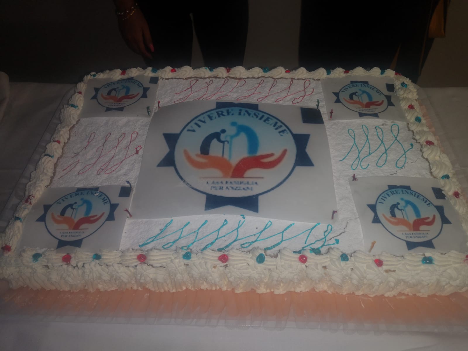 torta per anniversario della struttura