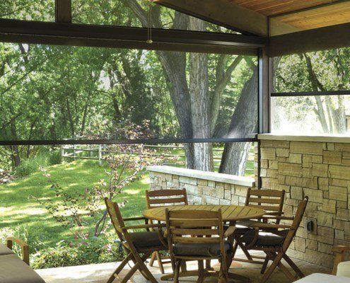 Zanzariera e tavolo con sedie