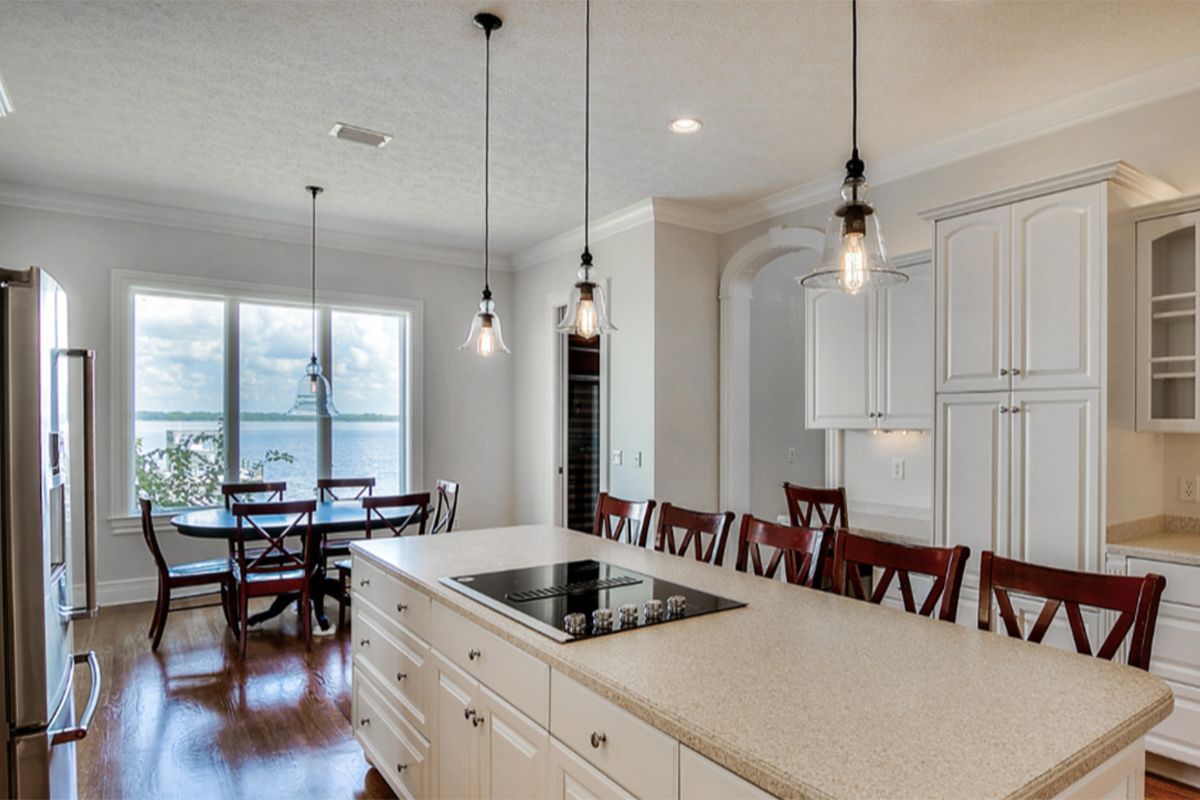 Une cuisine avec un grand îlot et une cuisinière avec four