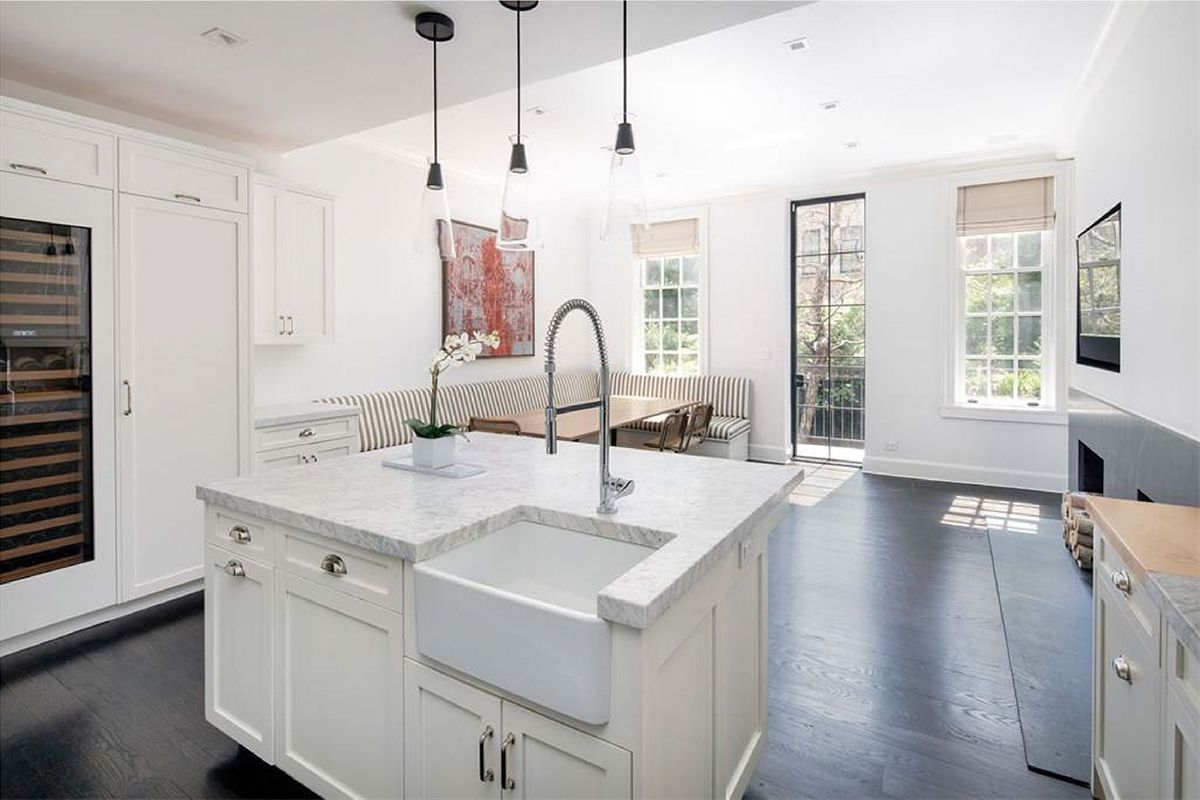 Une cuisine avec un grand îlot et un évier