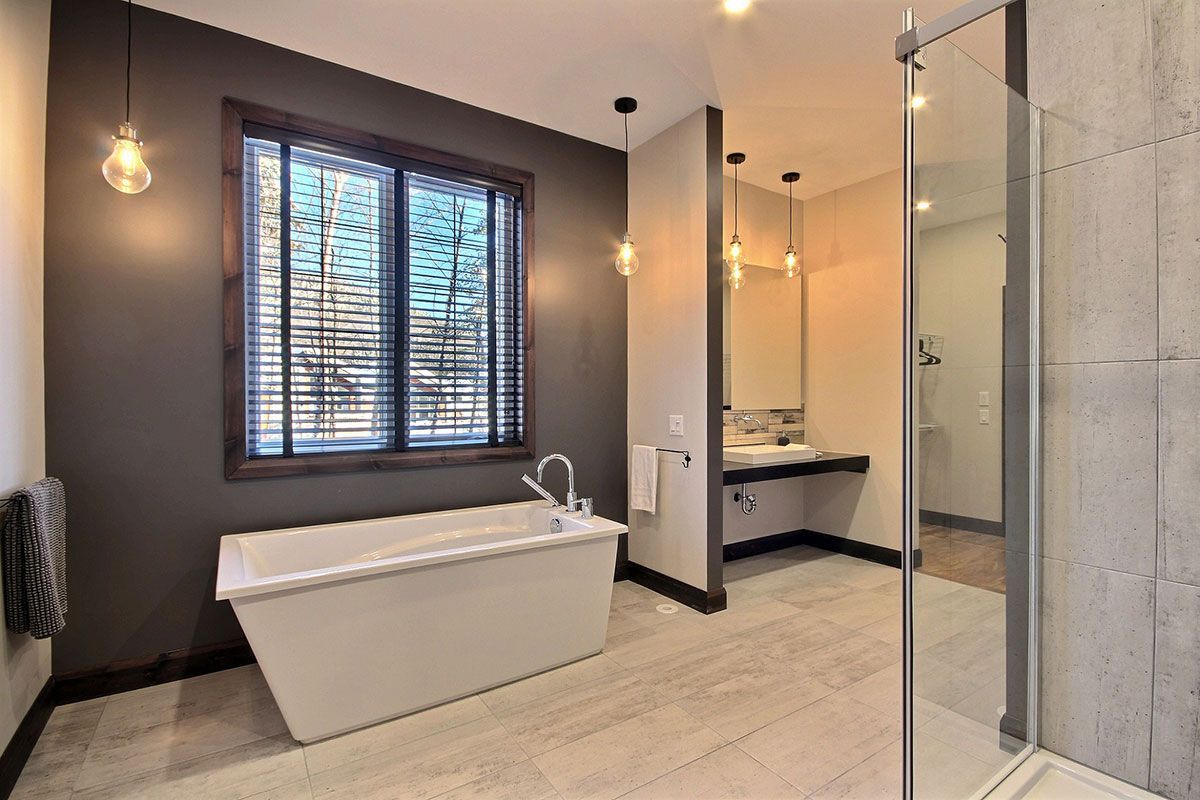 Une salle de bain avec baignoire, lavabo et douche.