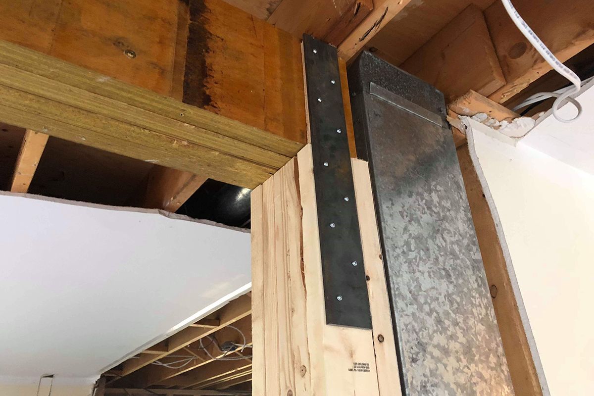 Une poutre en bois avec un support métallique attaché dessus.