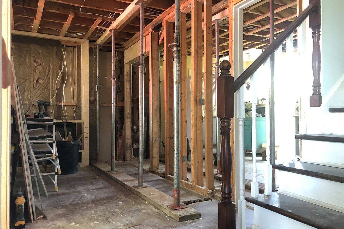 Un escalier est en cours de construction dans une maison en construction.