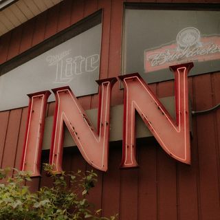 A red sign that says inn on it