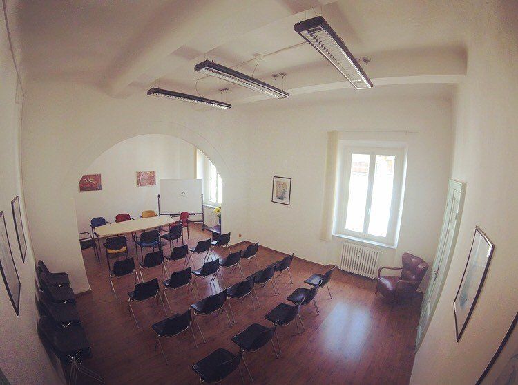 sala con sedie e cattedra