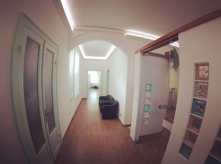 corridoio con due poltrone