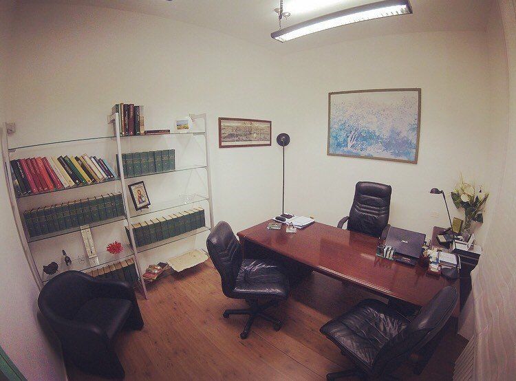 libreria, scrivania e quattro poltrone