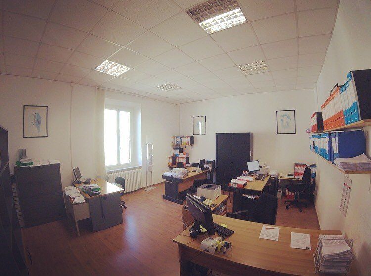 ufficio con quattro scrivanie